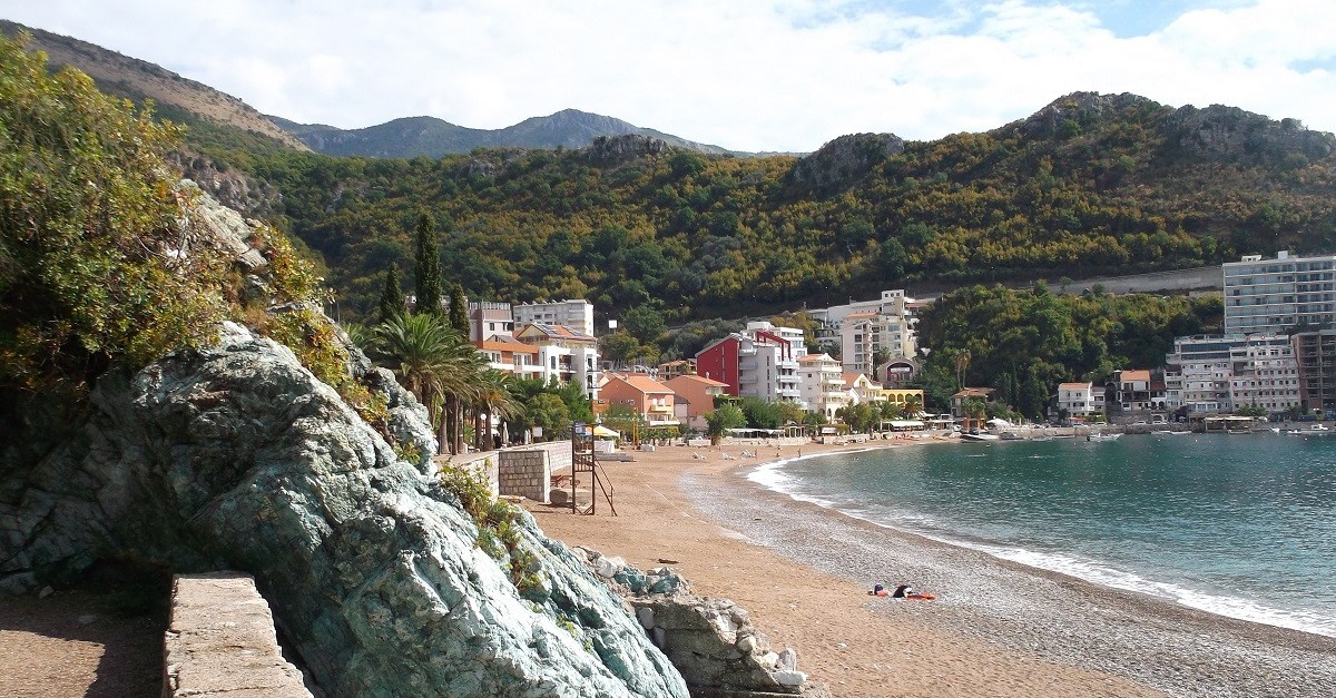 La spiaggia di Bečići, nella Riviera di Budva