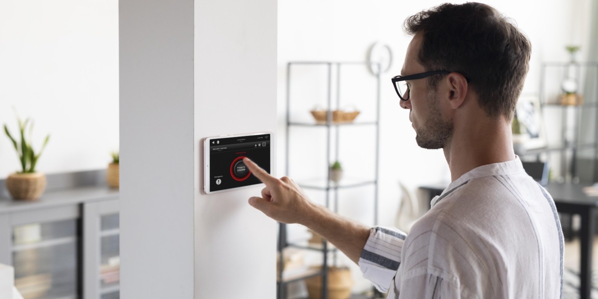 Uomo che usa un tablet per la sua casa intelligente