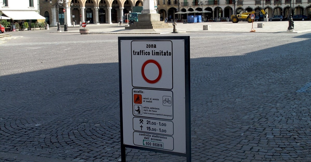 Cartello di inizio ZTL con orari specifici