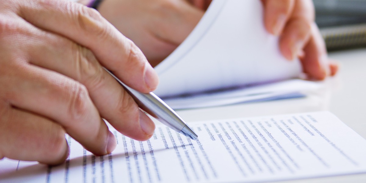 Professionista che mette la firma a un documento 