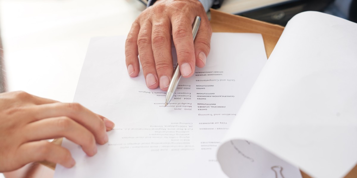 Persone che esaminano un documento