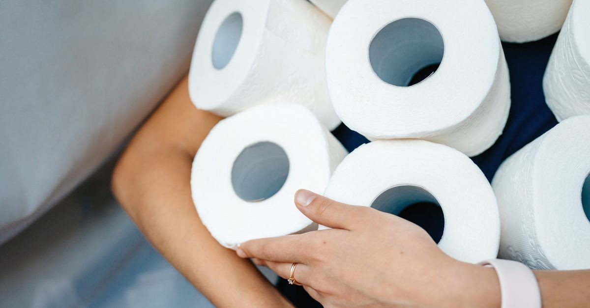 persona che trasporta rotoli di carta igienica 