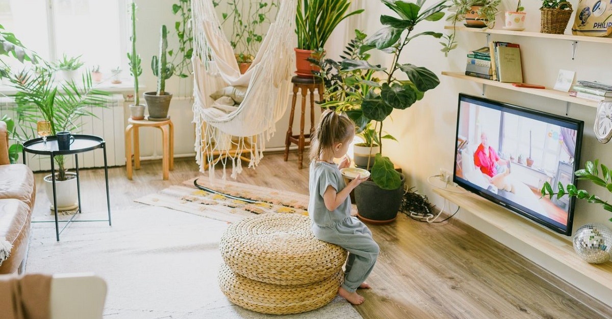 Bambina guarda la TV