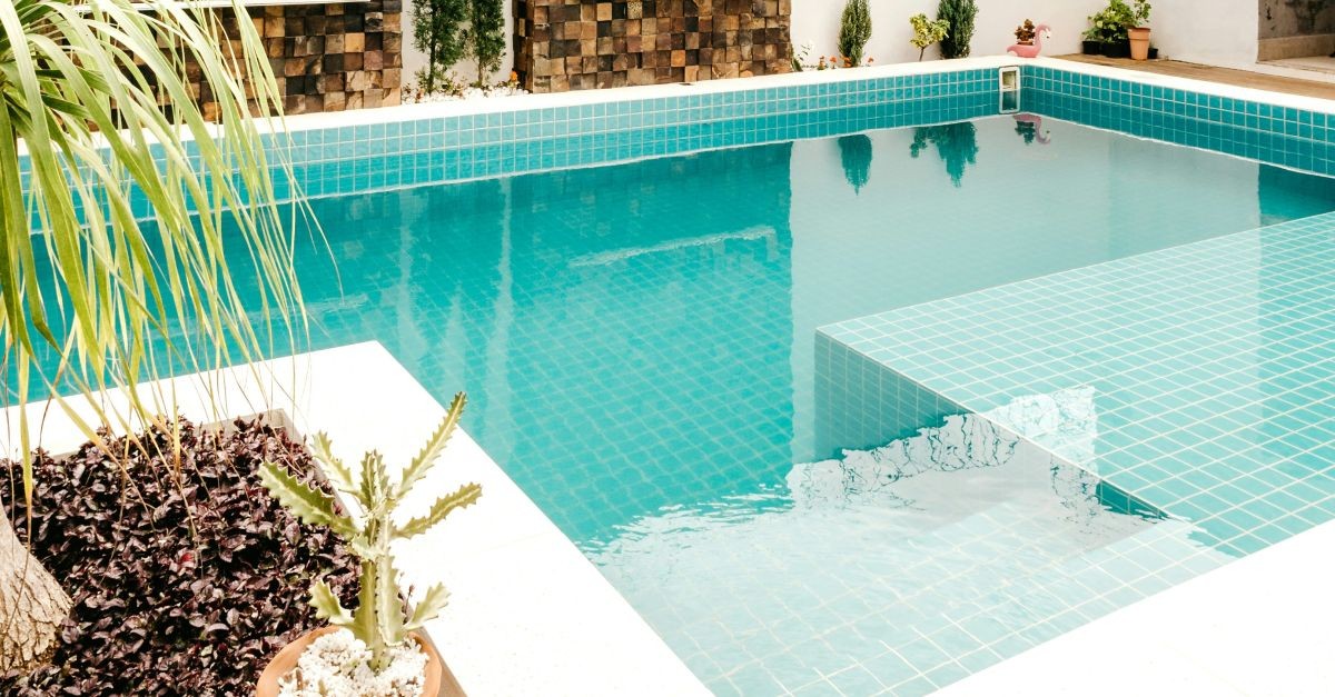 piscina circondata da piante 
