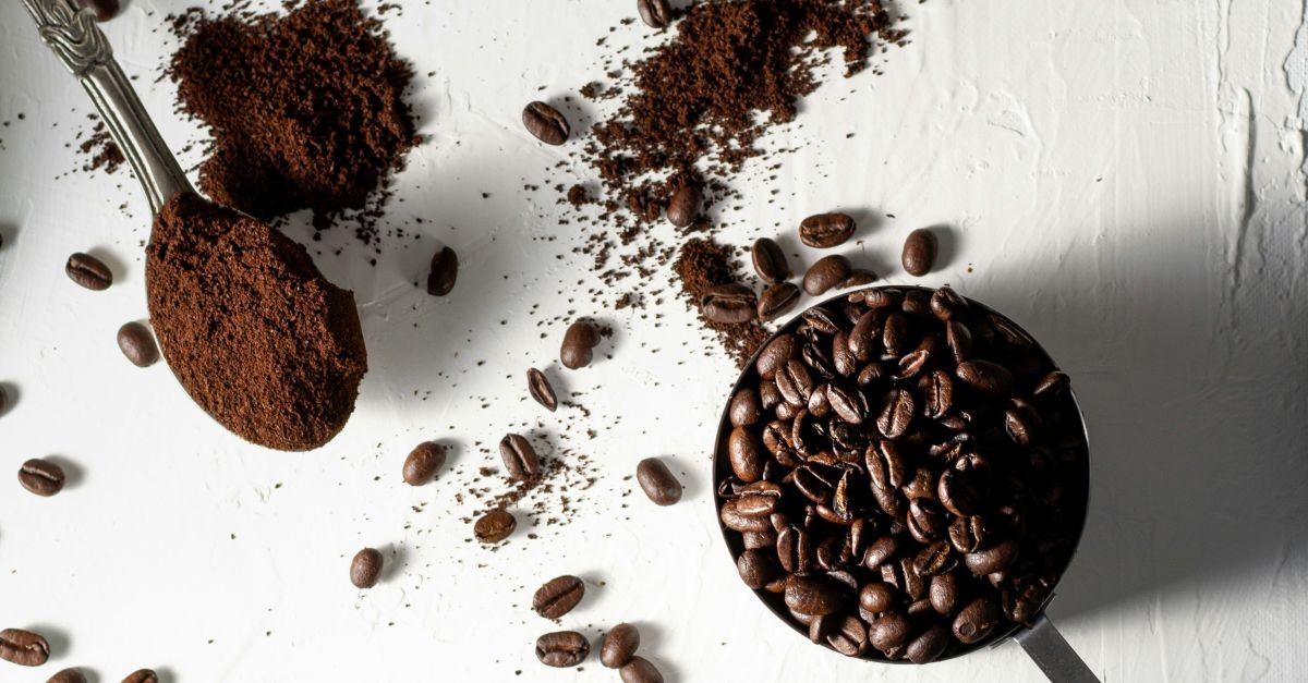 polvere di caffè nel cucchiaio 