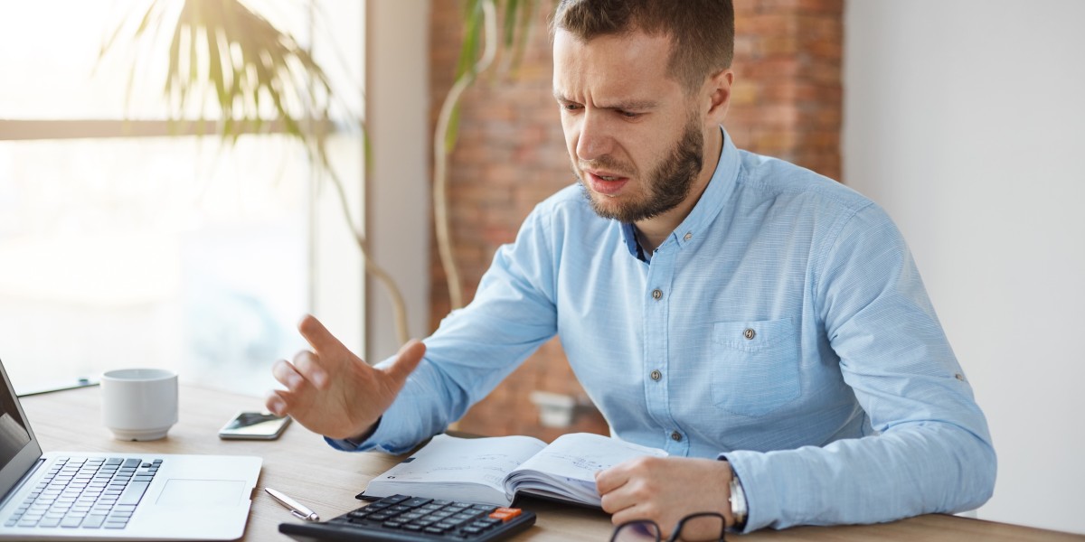 Contabile al lavoro in ufficio