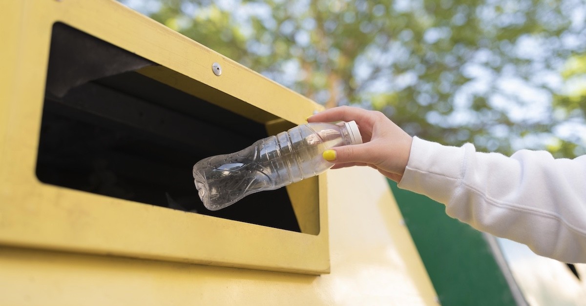Contenitore per il riciclo della plastica