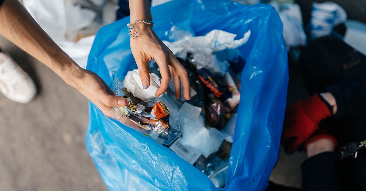 Sacchetto dell'immondizia abbandonato