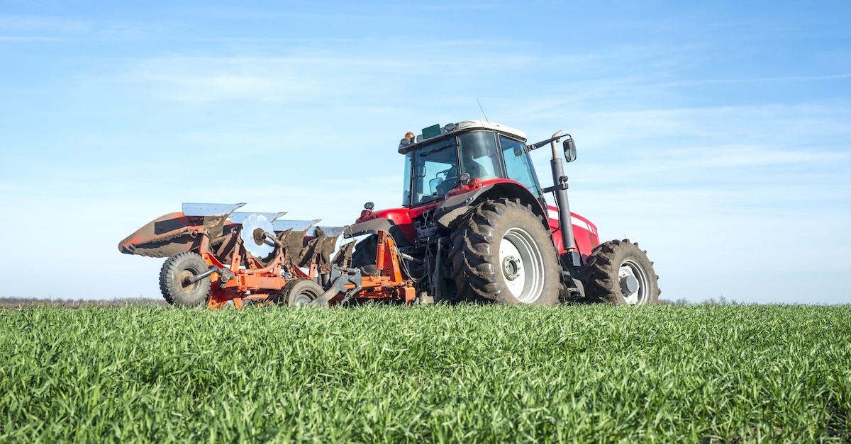 Trattore in un campo