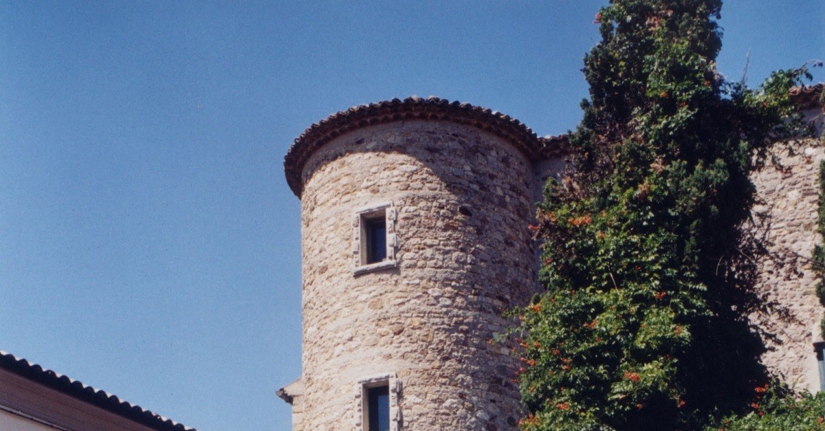 Una delle torri del Castello di Zungoli