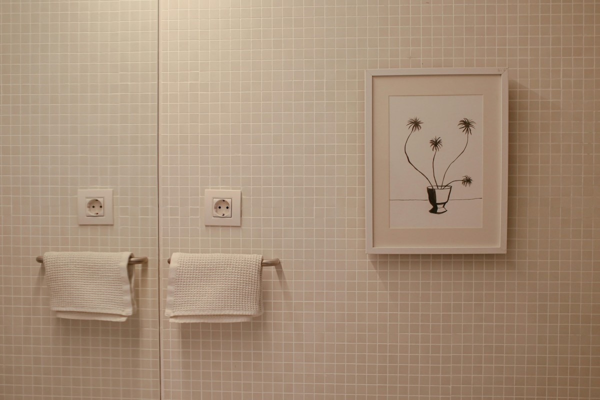 Bagno con rivestimento in piastrelle a mosaico