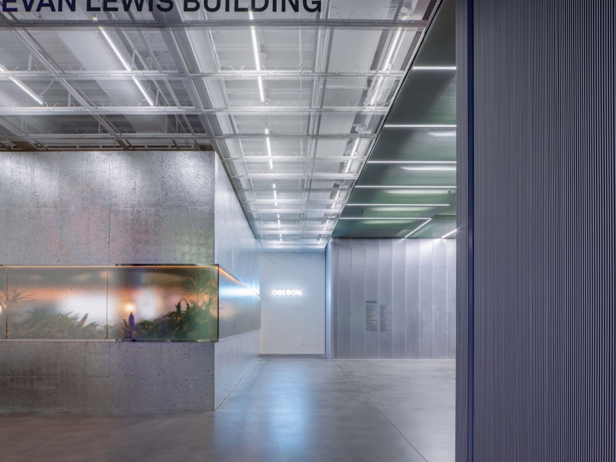 Il suo arredamento mirava a prendere le distanze dalle gallerie d'arte, configurandosi come una scatola di metallo con una striscia orizzontale di vetro satinato