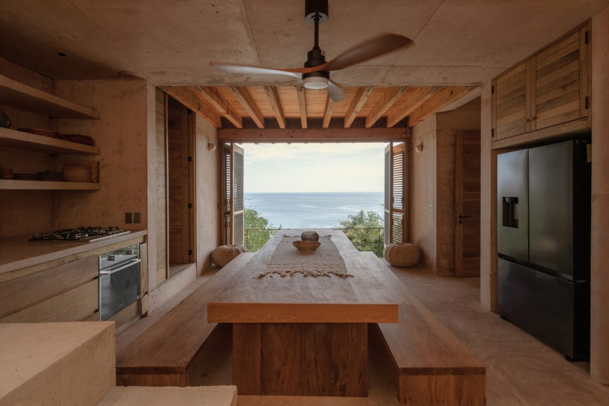 Le pareti interne, come quelle della sala da pranzo, sono di un colore terracotta chiaro