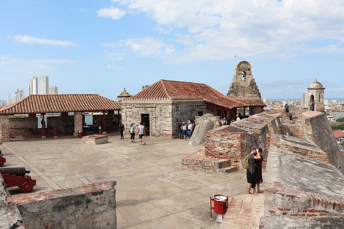La terrazza è dotata di cannoni difensivi e di mura in pietra e mattoni