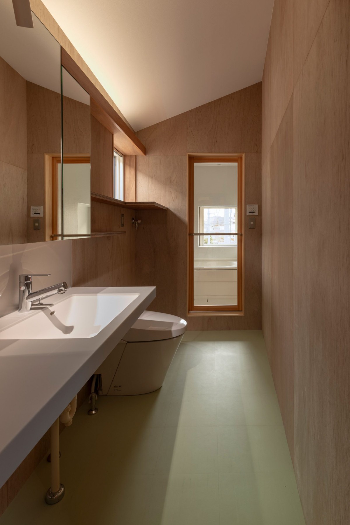 Bagno minimalista con pareti dalle finiture rustiche
