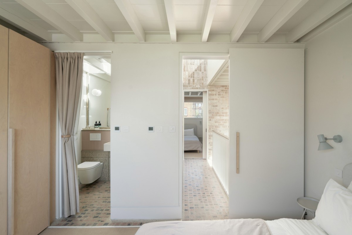 Le camere da letto si distinguono per l'utilizzo del legno naturale