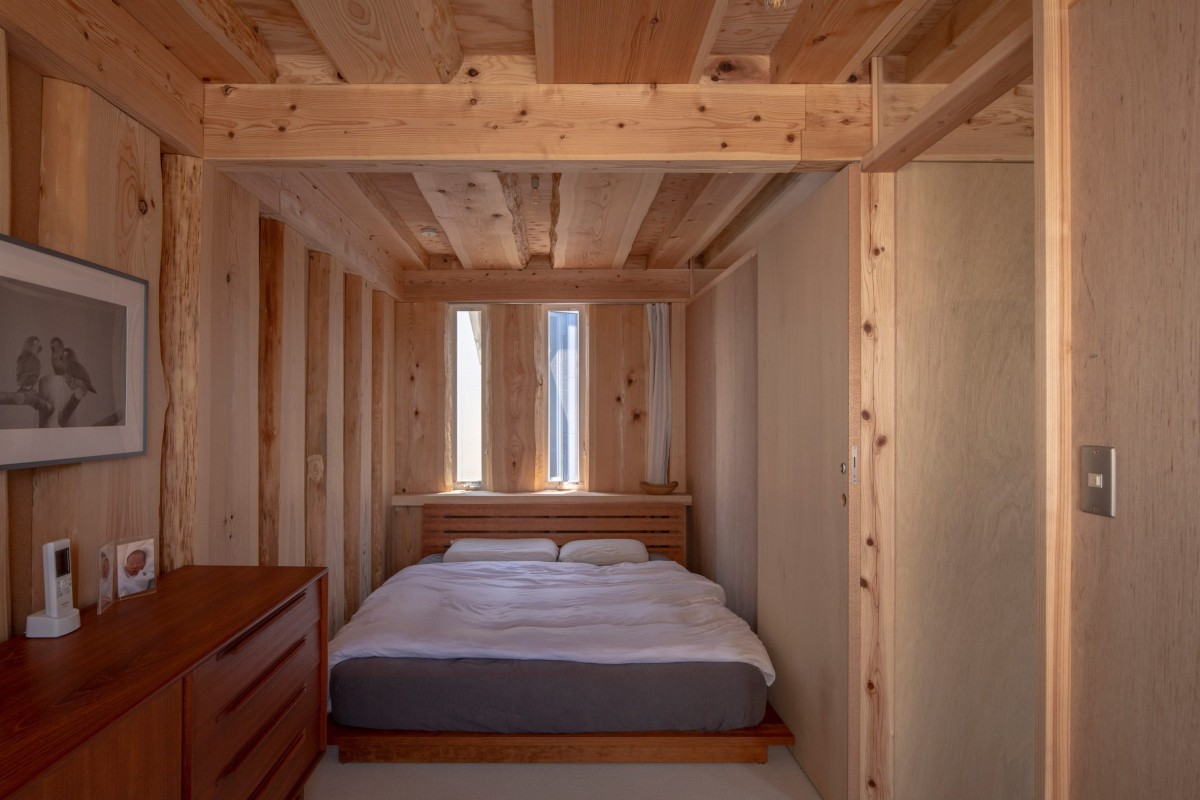 La camera da letto è dotata di piccole finestre che forniscono luce naturale all'interno