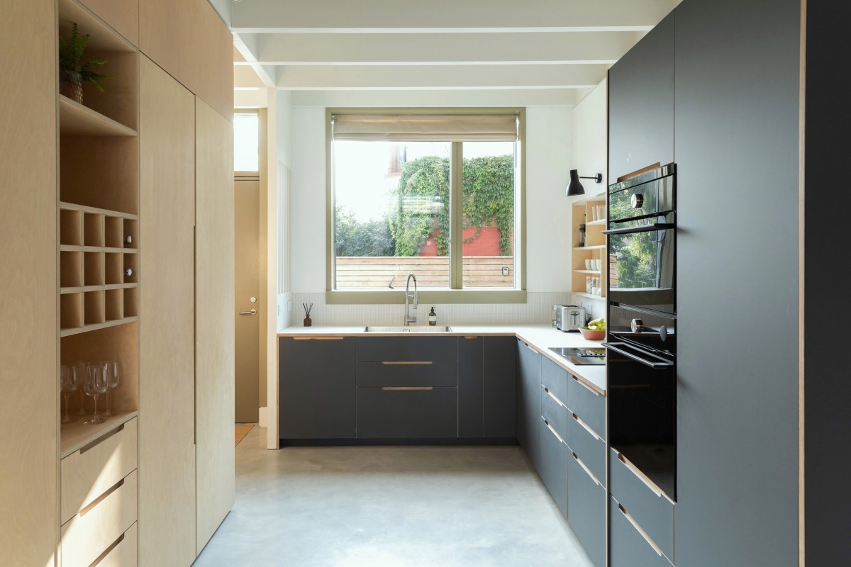 La cucina è realizzata in compensato e ha una forma a L