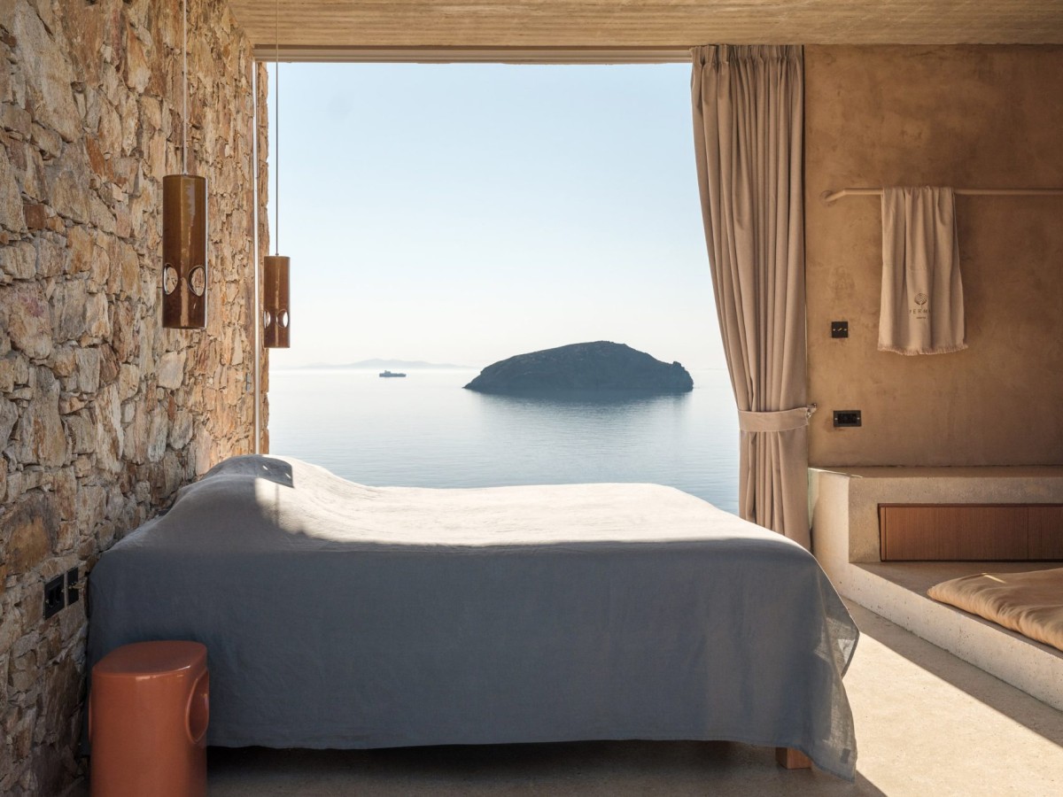 Le camere da letto presentano pareti in pietra e un'estetica sobria, con vista sul Mar Egeo e sulla vicina isola di Vous