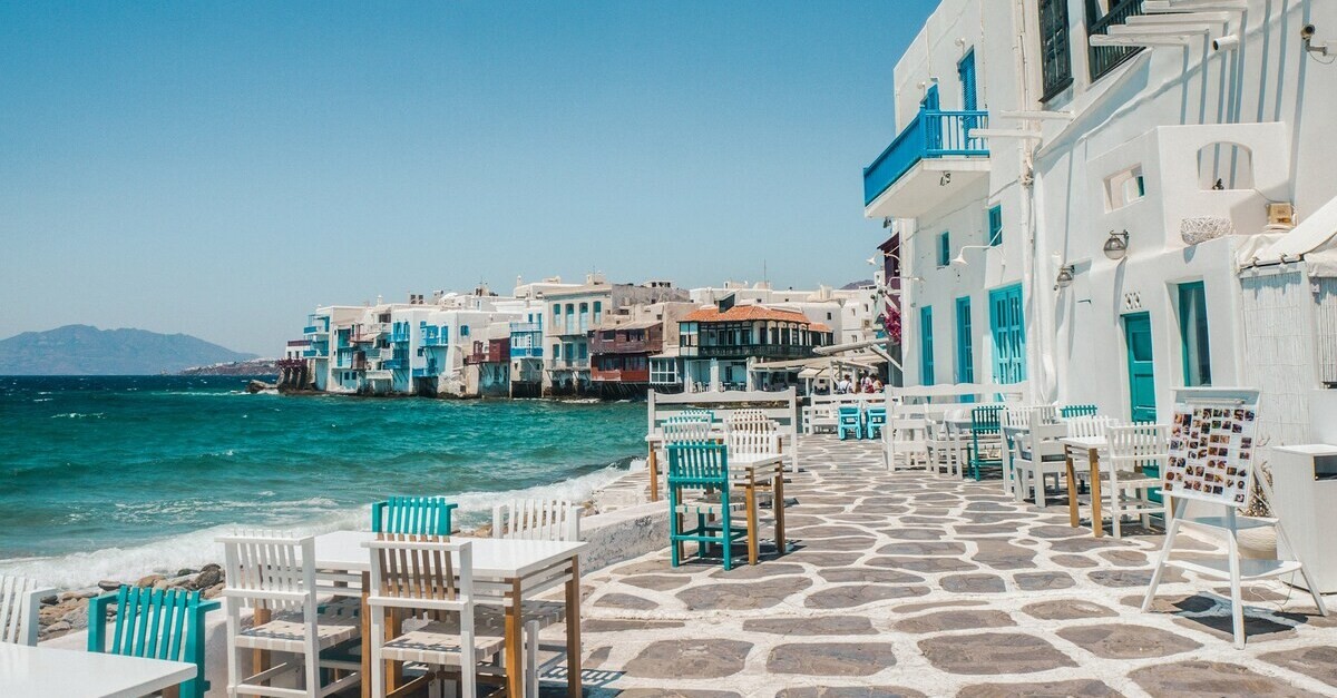 Una delle tipiche piazzette di Mykonos, nelle Cicladi