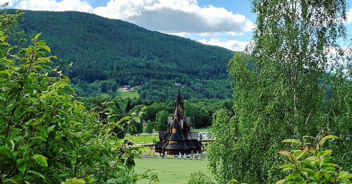 La chiesa di Heddal vista da lontano immersa nel verde