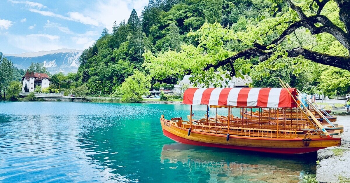 Le barche tradizionali con cui si arriva all'isola di Bled