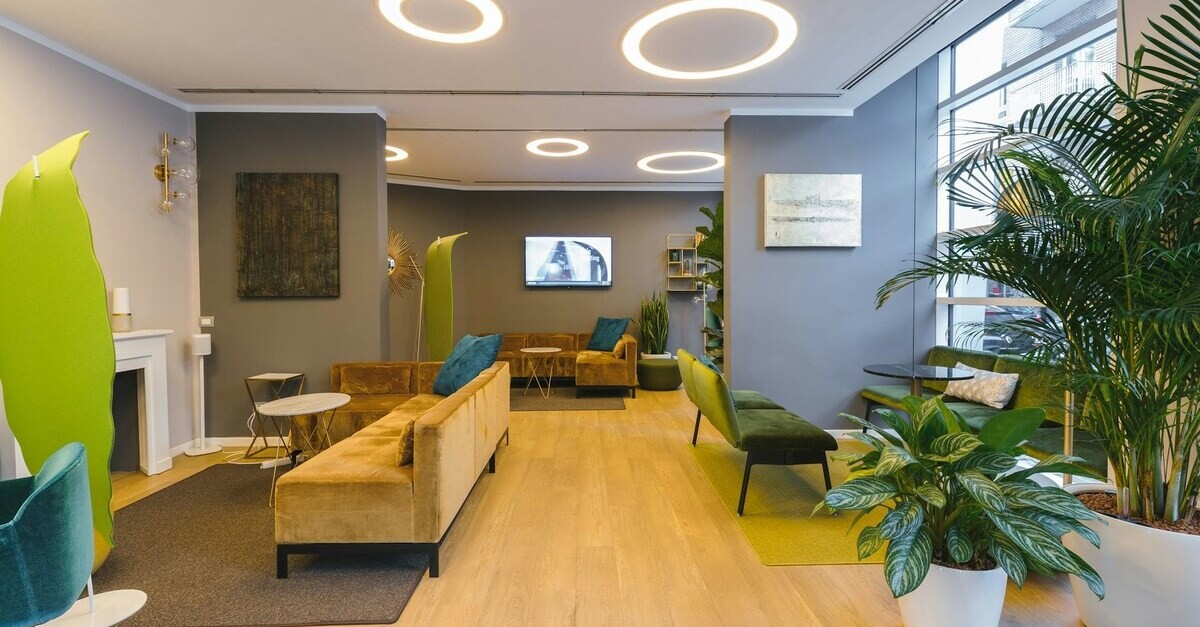 Ampia sala d'attesa con divani color ocra