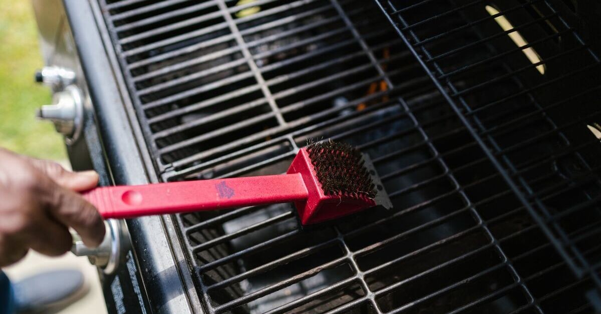 Spazzola sulla griglia del barbecue