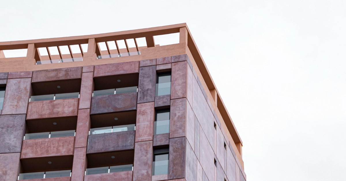Edificio con balconi incassati