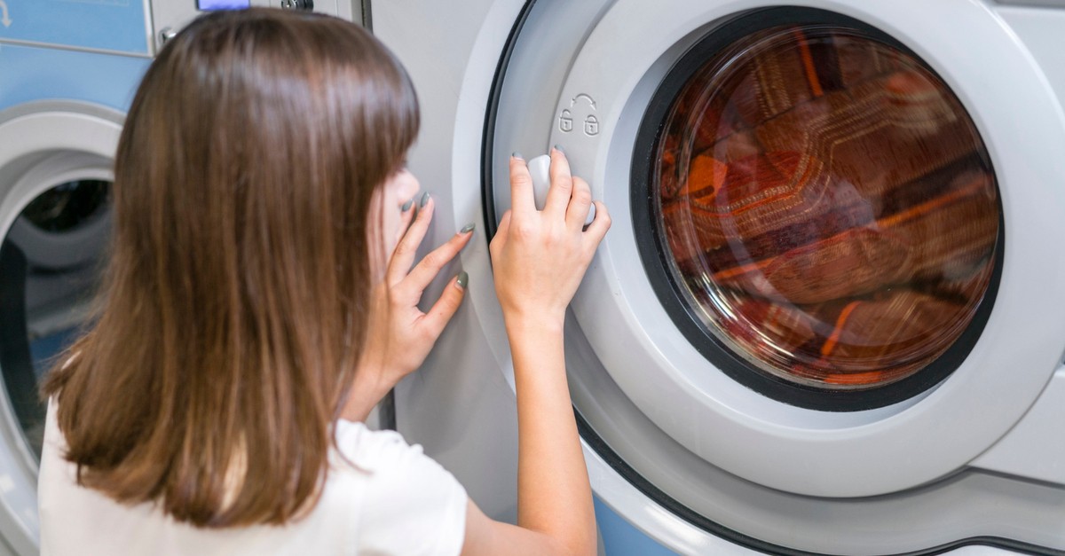 Sportello di una lavatrice bianca che non si apre
