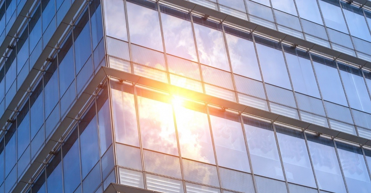 Edificio con vetri riflettenti