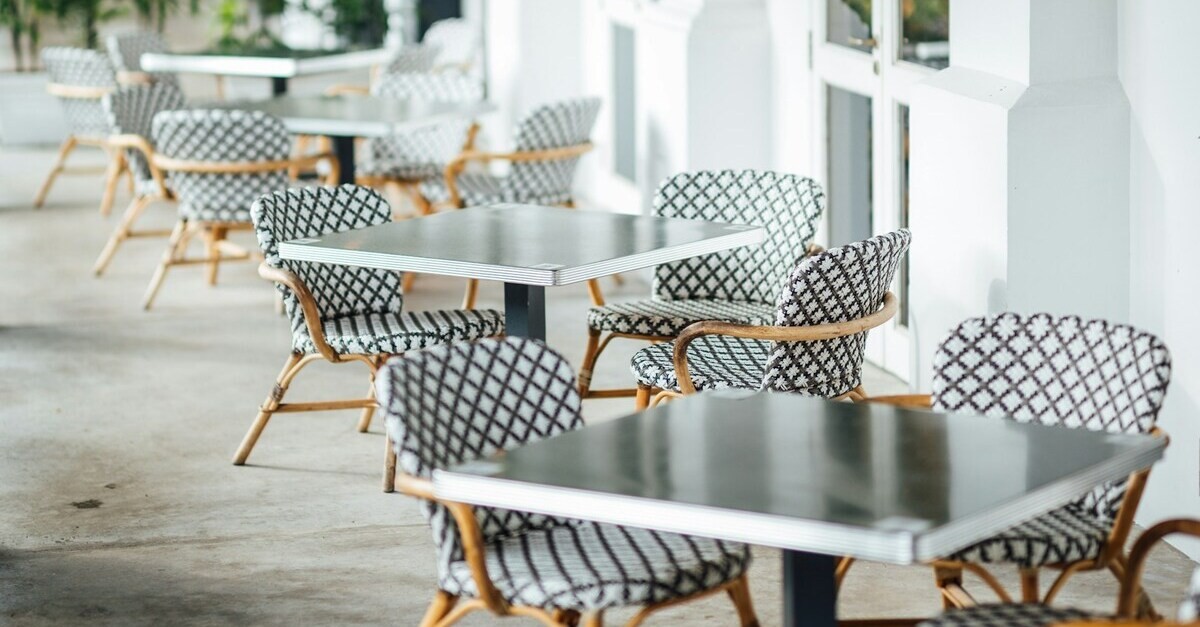 Tavolo in PVC e sedie finto rattan