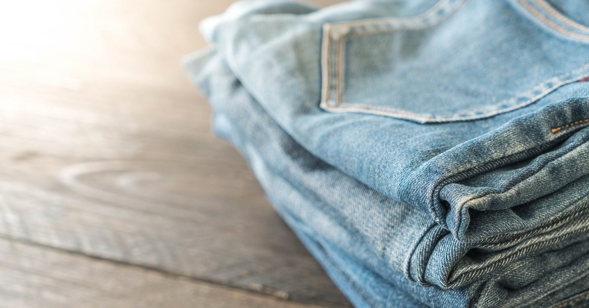 Una pila di jeans piegati