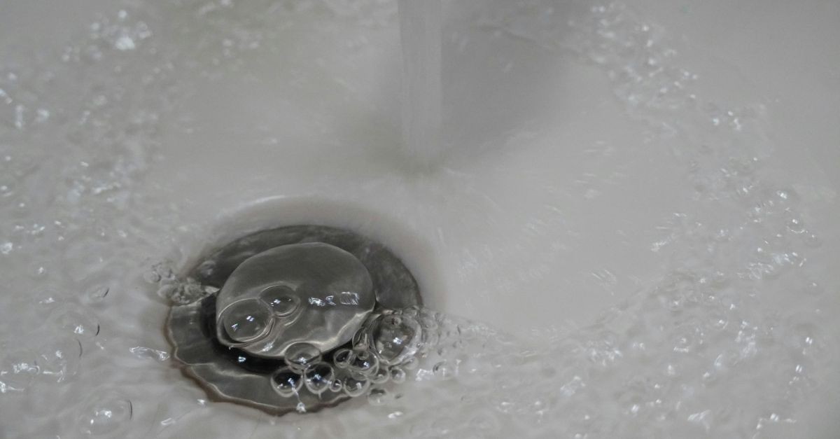 acqua nel lavandino 