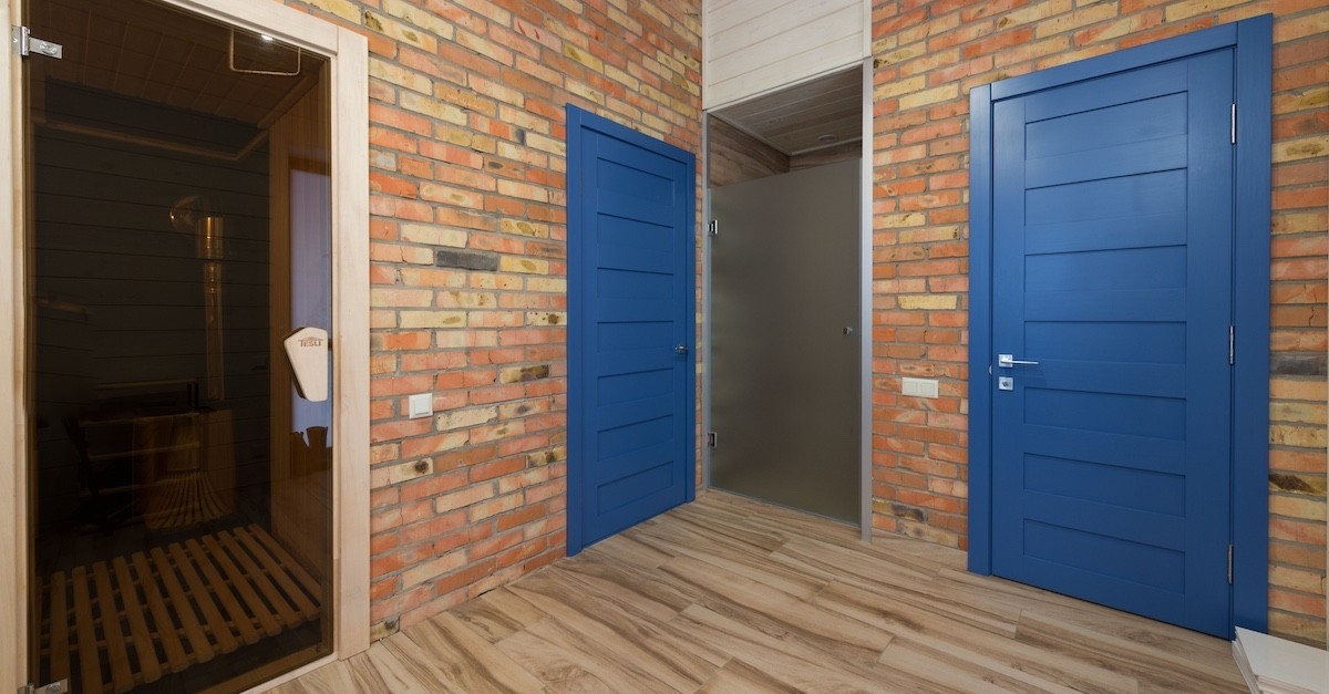 Alcune porte in un appartamento