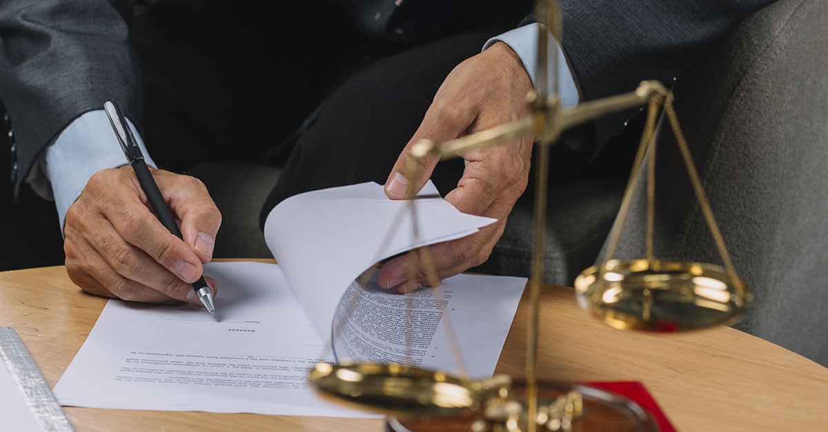 Avvocato firma un documento