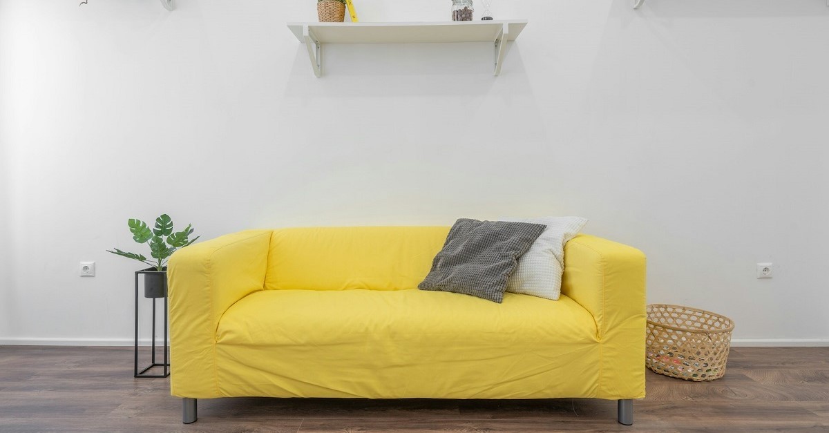 Divano con copridivano giallo