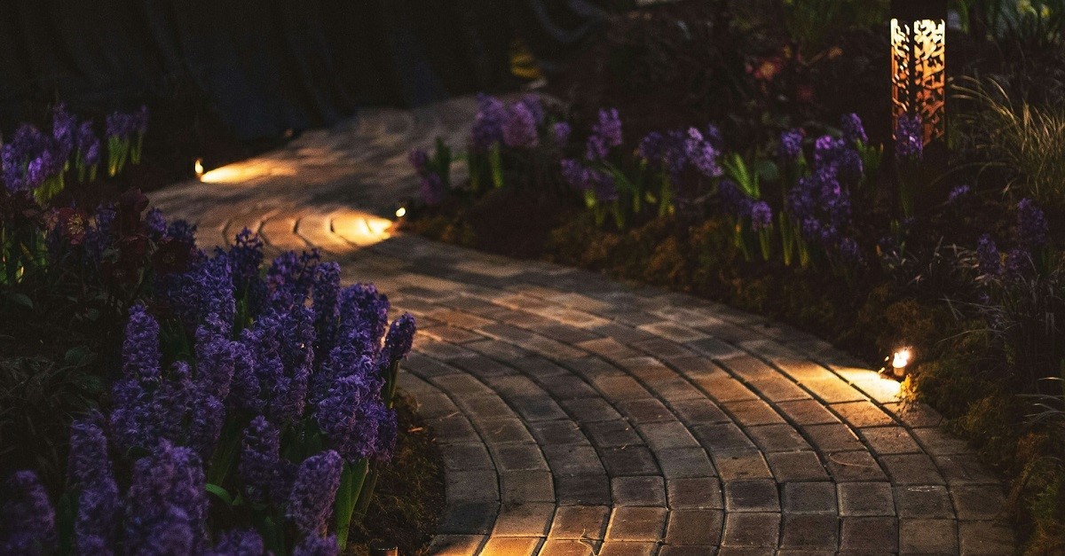Vialetto domestico illuminato di sera