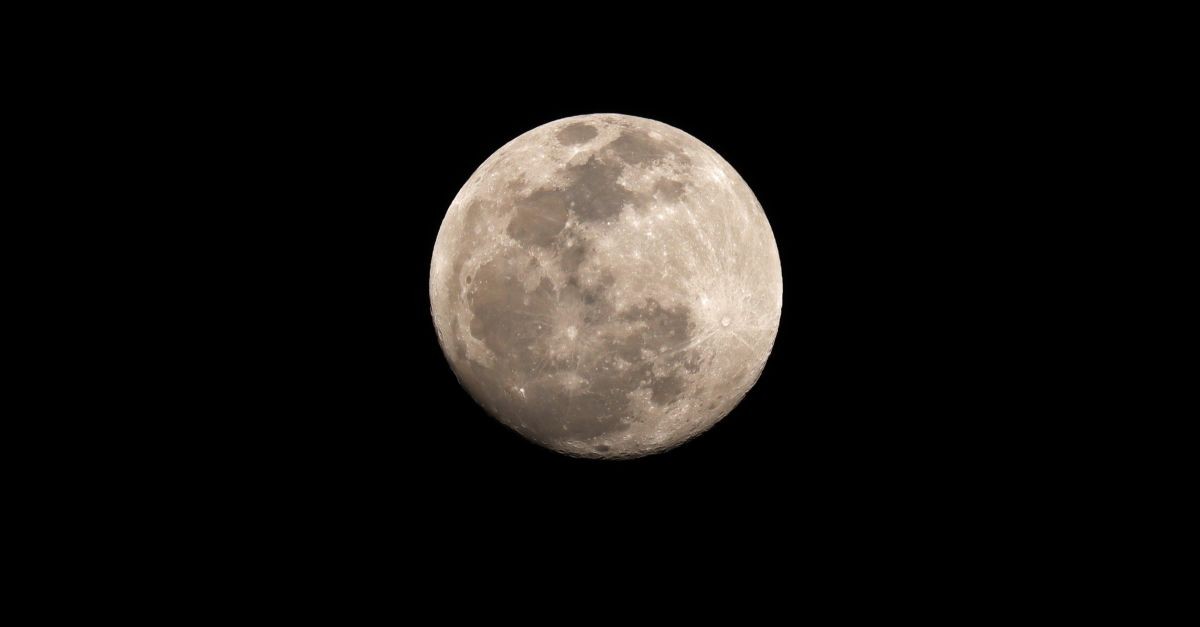 dettaglio di una bellissima Luna piena 