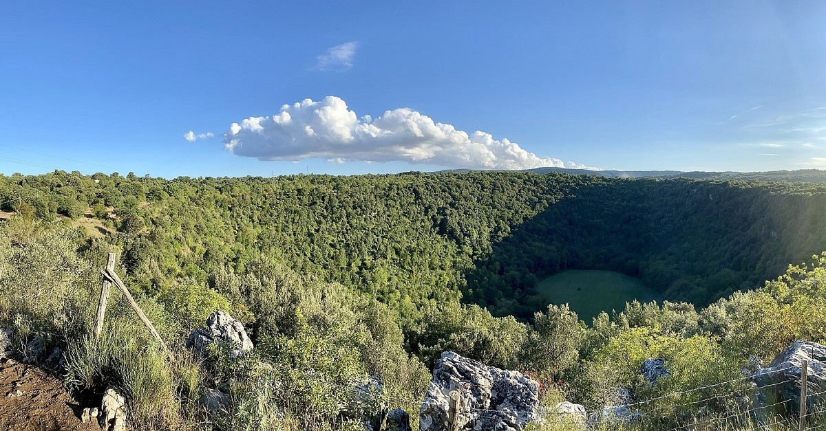 Una delle doline carsiche più grandi d'Europa, la Dolina Pozzatina (Puglia)
