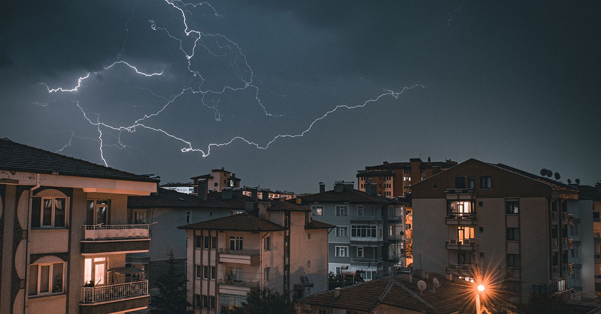 Fulmini sui palazzi di notte
