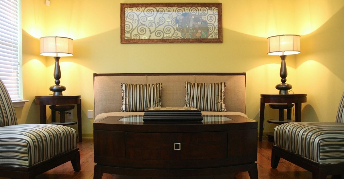 Sala d'attesa con mobili in legno