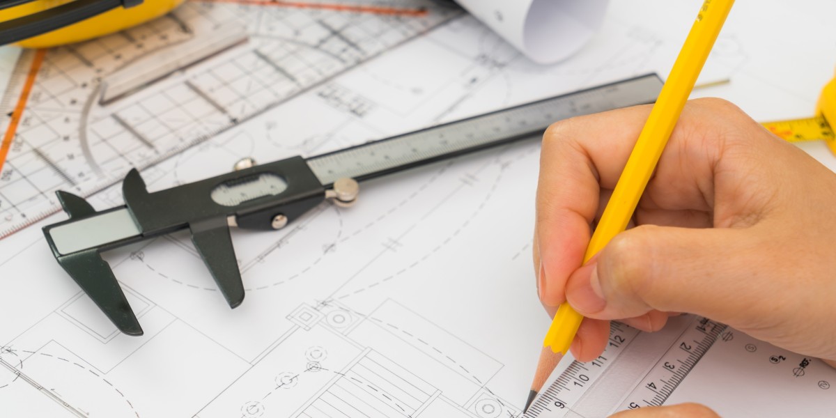 Progetti di costruzione manuale con casco giallo e strumento da disegno