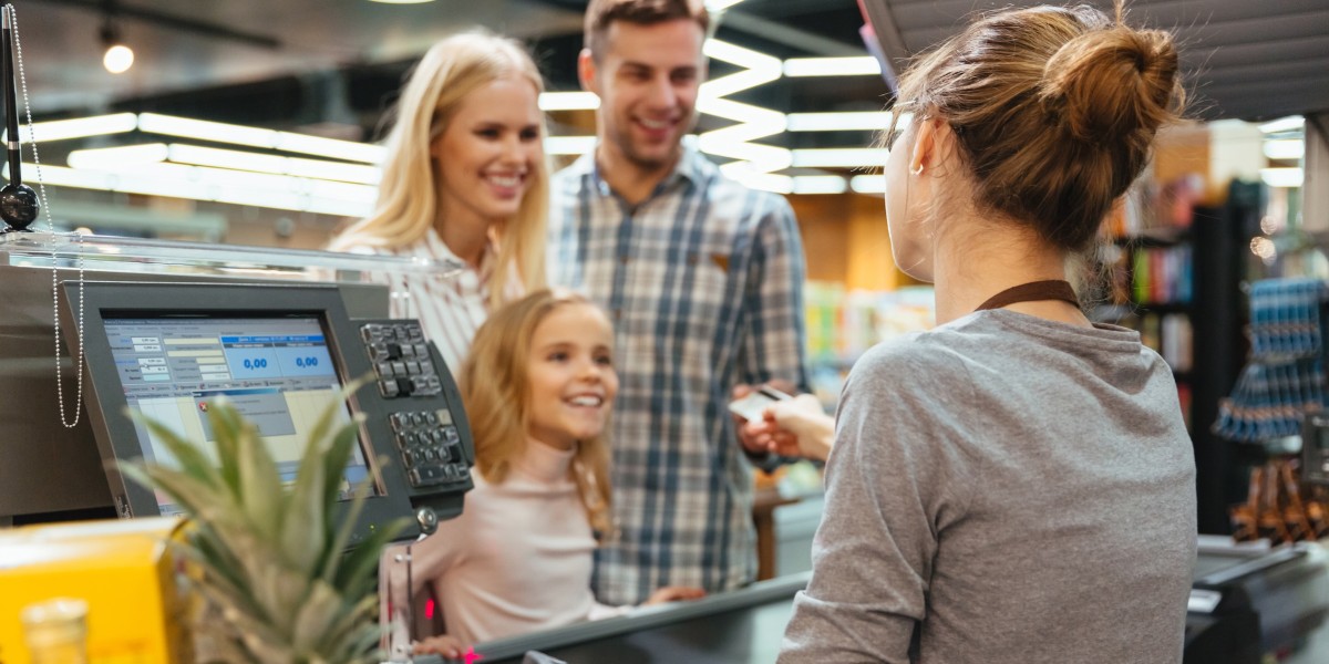 Famiglia paga con carta di credito 