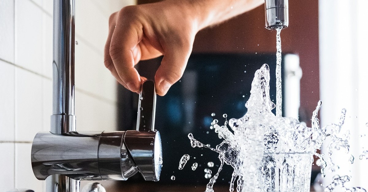 Acqua che sgorga dal rubinetto