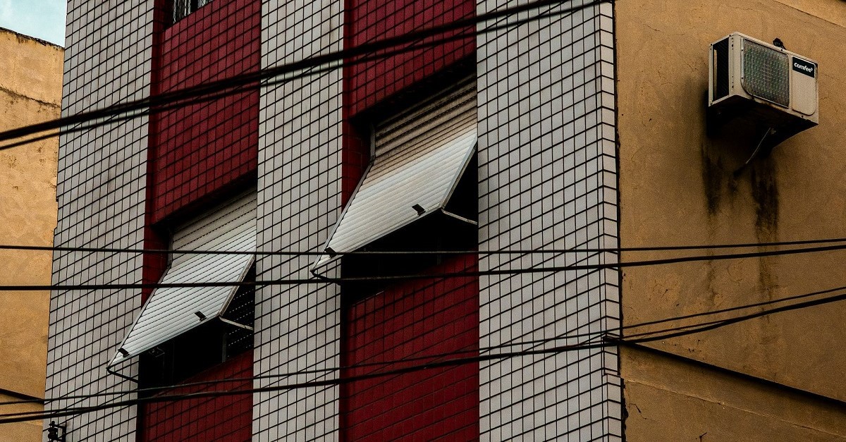Vecchio edificio con tapparelle con telaio a sporgere