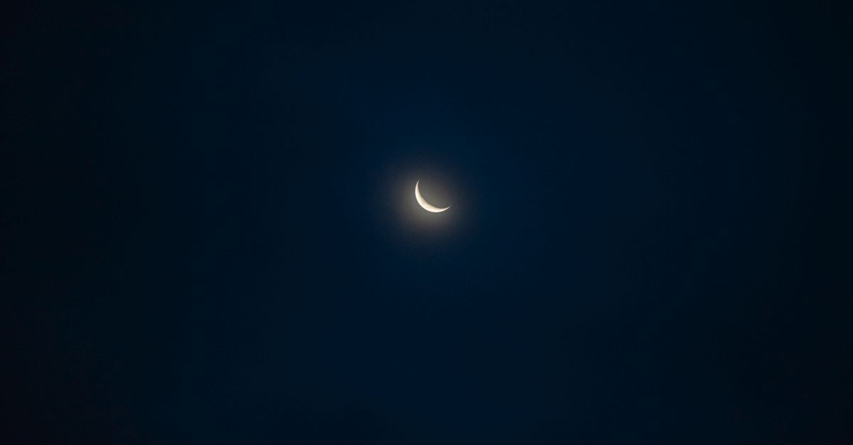 Luna crescente nel cielo notturno 