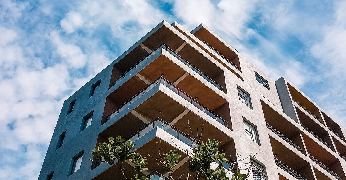 Edificio con balconi incassati a L e a U