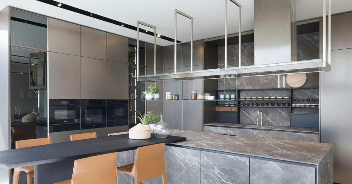 Cucina moderna con isola e zona pranzo