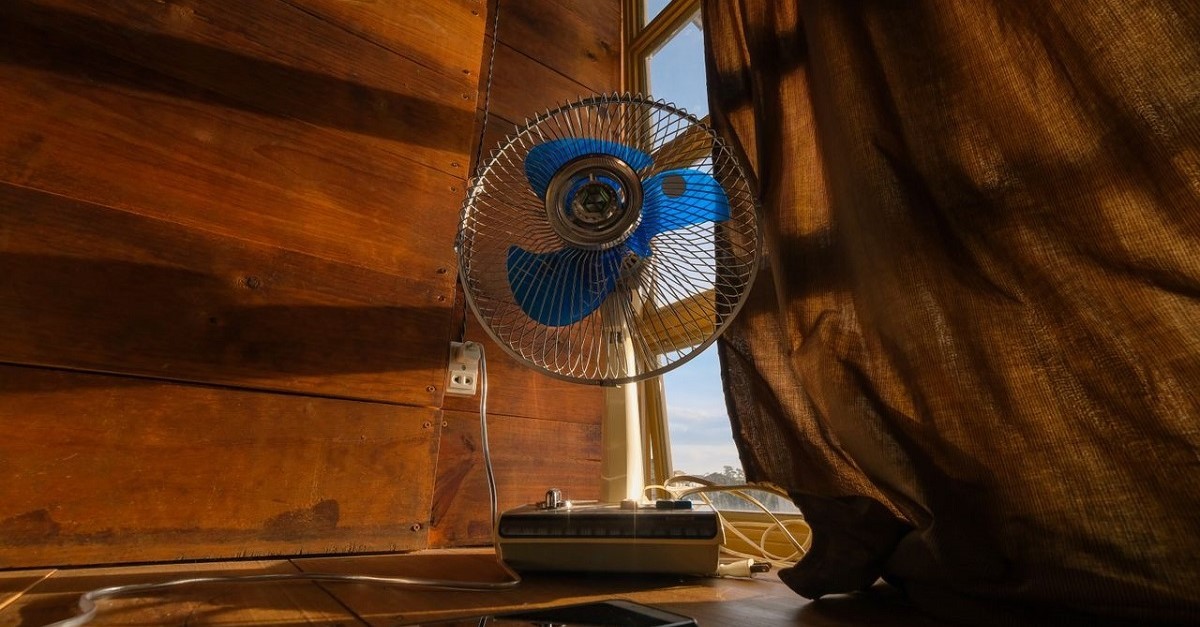 Un ventilatore poggiato per terra